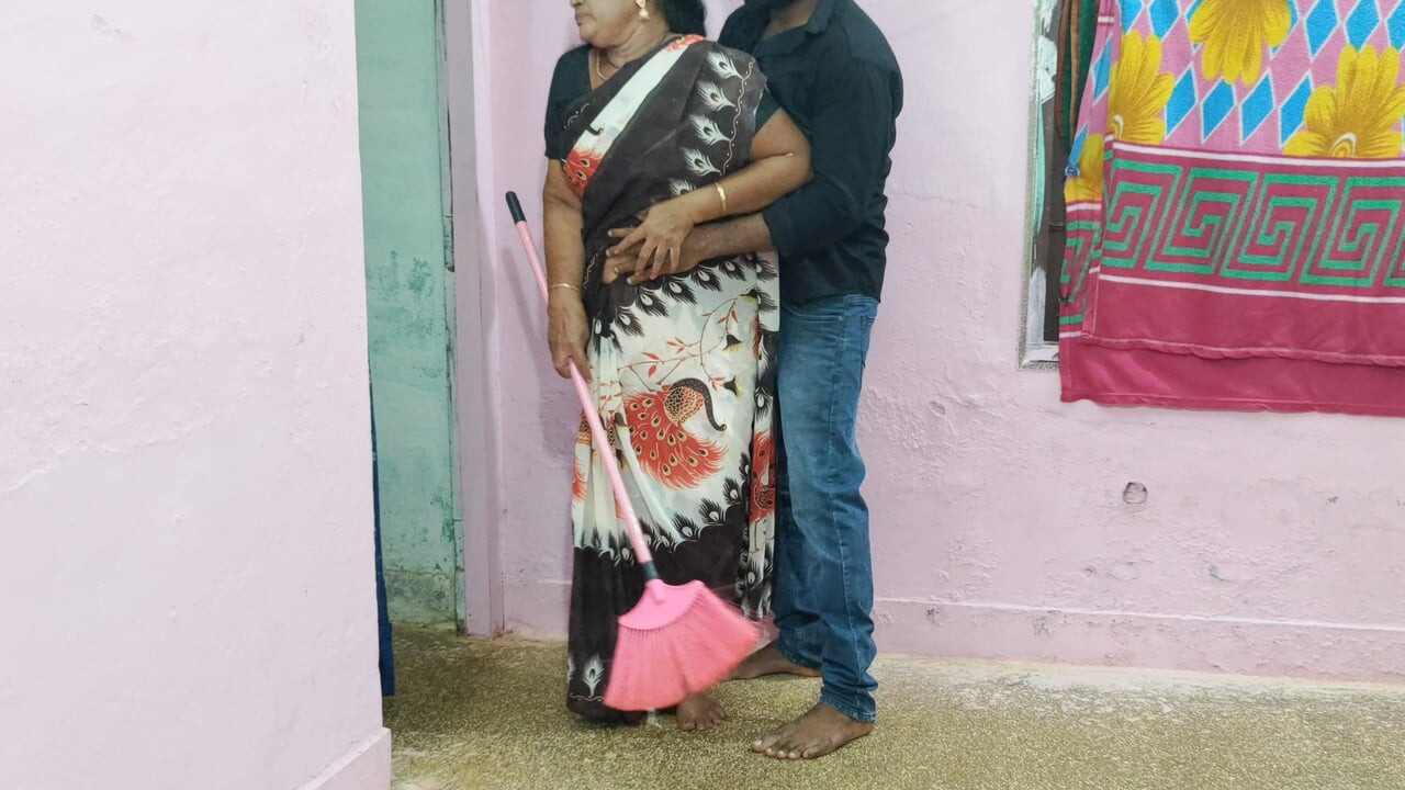 ホットなアジア系家政婦が上司から射精される