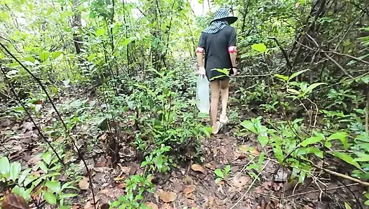 Thailändisches Mädchen läuft entlang der Field Road auf dem Land Thai Outdoor Public