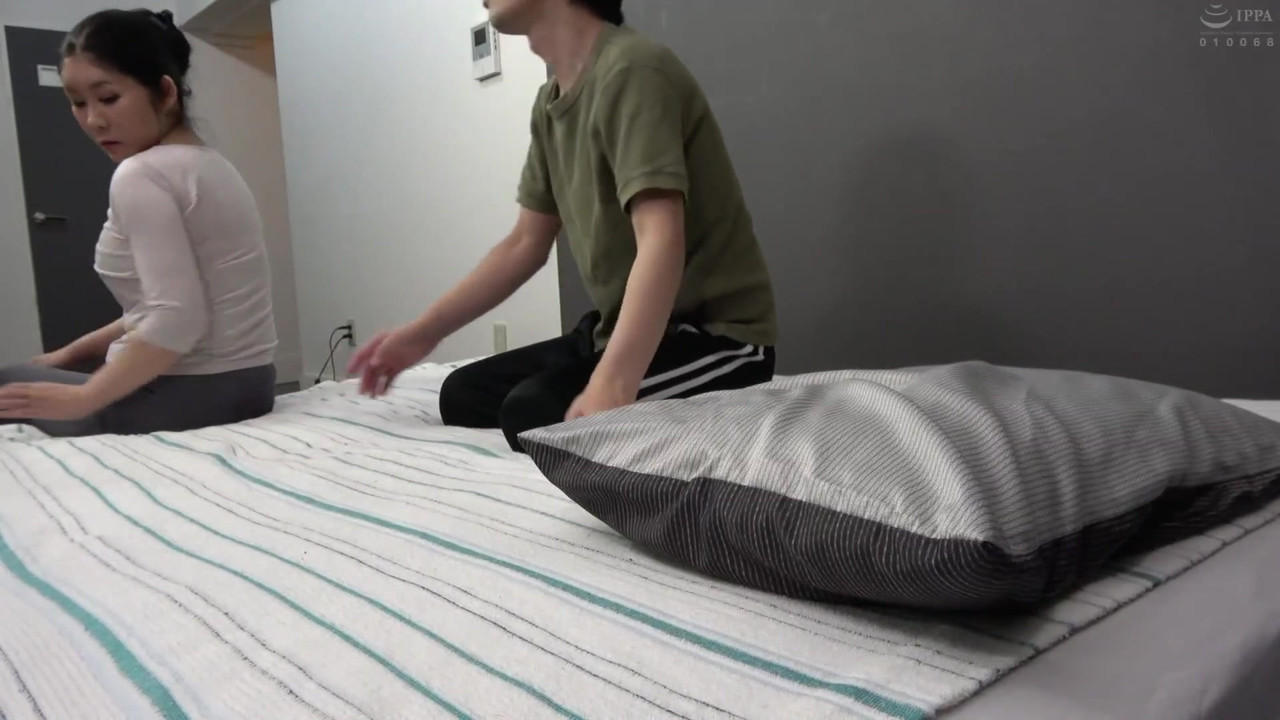 息子が母親の体をマッサージ中にズボンを下げて半ケツにしたら… - Part.1