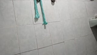 Mandi panjang di bilik air dengan zakar bersih saya.