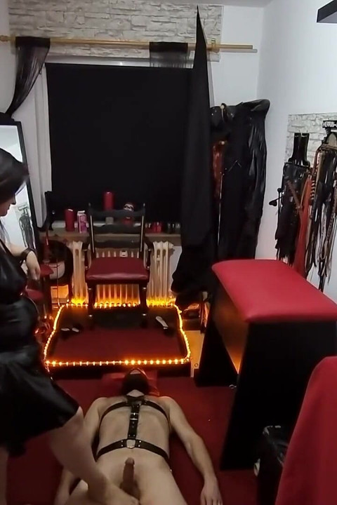 Sprutemaskin knuller overalt - Modne lesbiske eksploderer