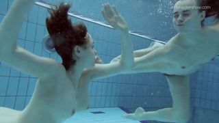 Anna Netrebko et Lada Poleshuk, lesbiennes sous l&#39;eau