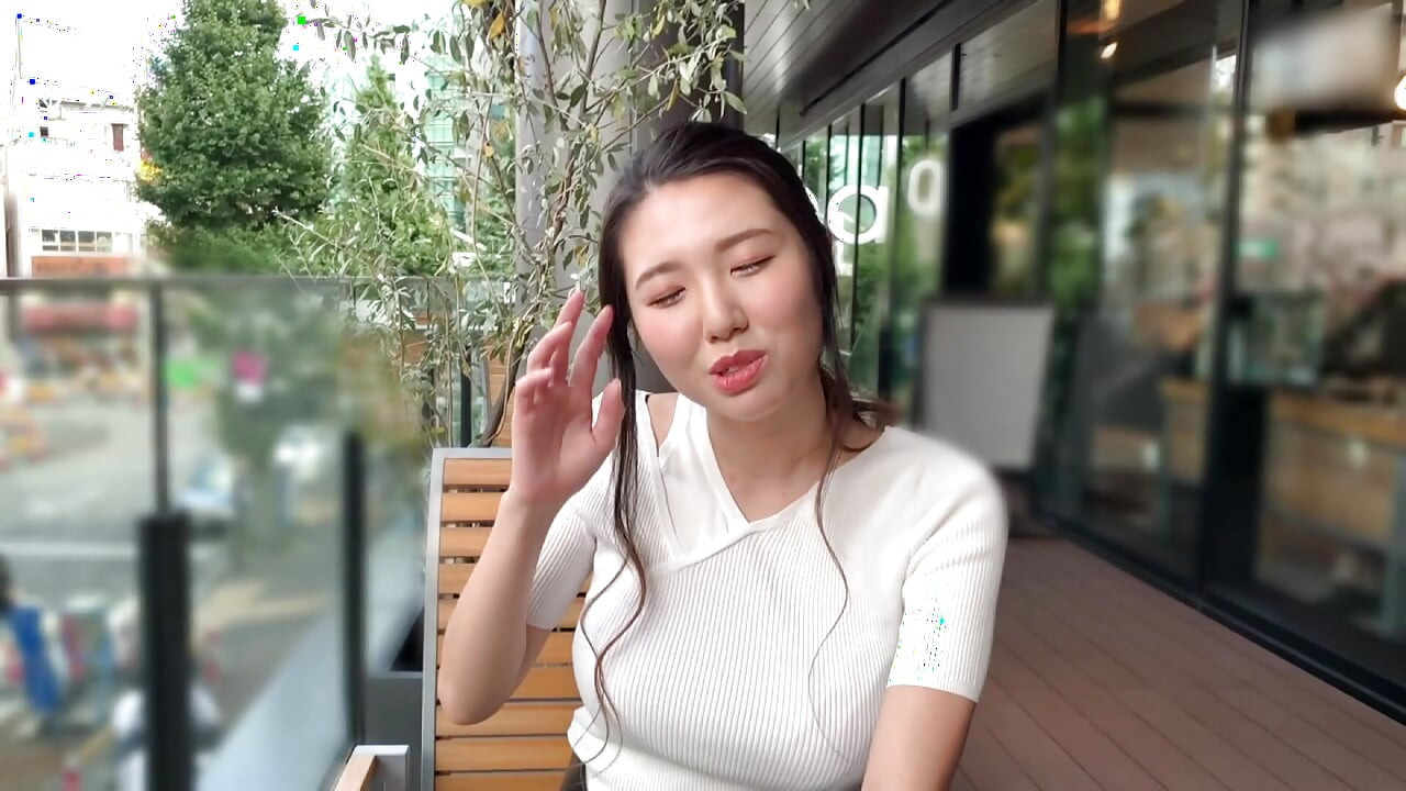 A154F07 Small face, slim figure, and big breasts! A laid-back woman from the customer service industry with a busty, hairless beauty and a private shoot for intimate sex!