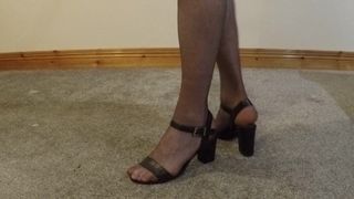 Macho de meia-calça e sandálias de salto alto
