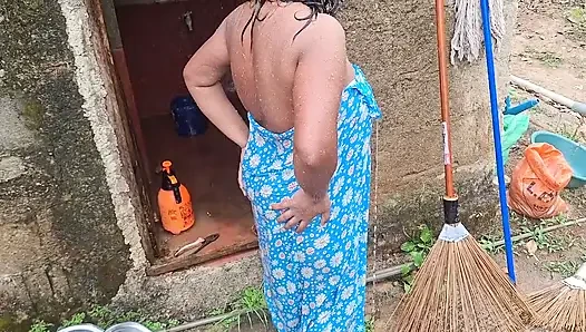 Heiße stiefmutter beim baden im freien
