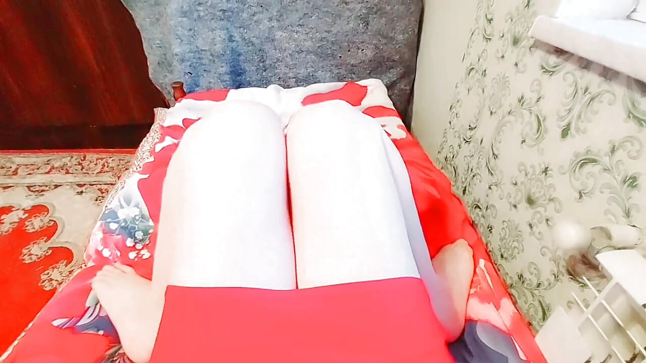 摘みたての花の入ったバスケットを持つ甘いフェムボーイ