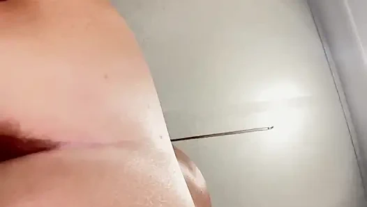 Скачка на молодом члене в любительском видео