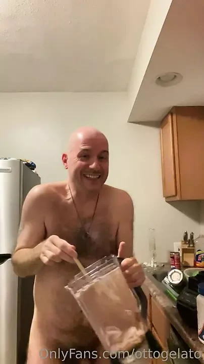 Ganadora de grasa rellenando su cara con un juego de sacudida