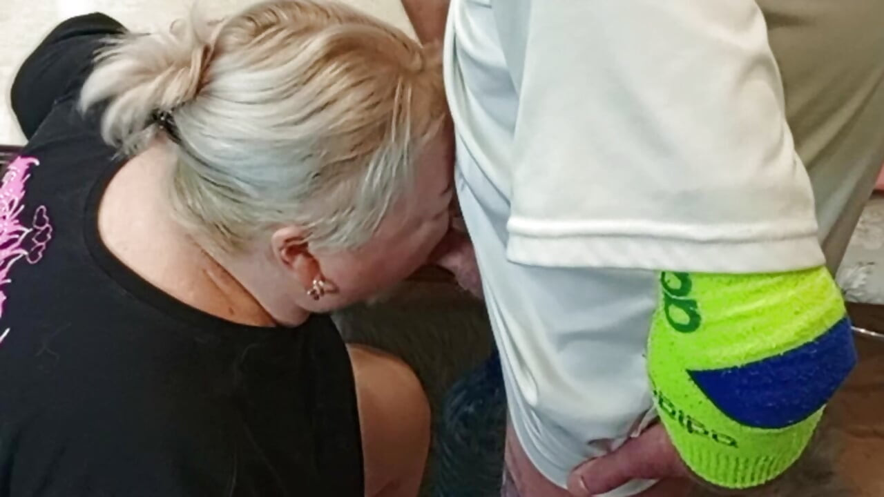 เย็ดแม่เลี้ยงของกูในปากในห้องครัวและน้ําแตก