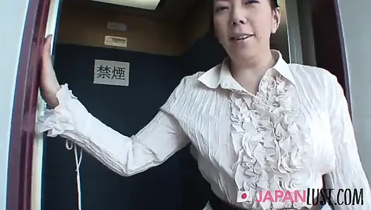 Sekretaris tante girang Jepang orgasme berkali-kali dan crot di dalam