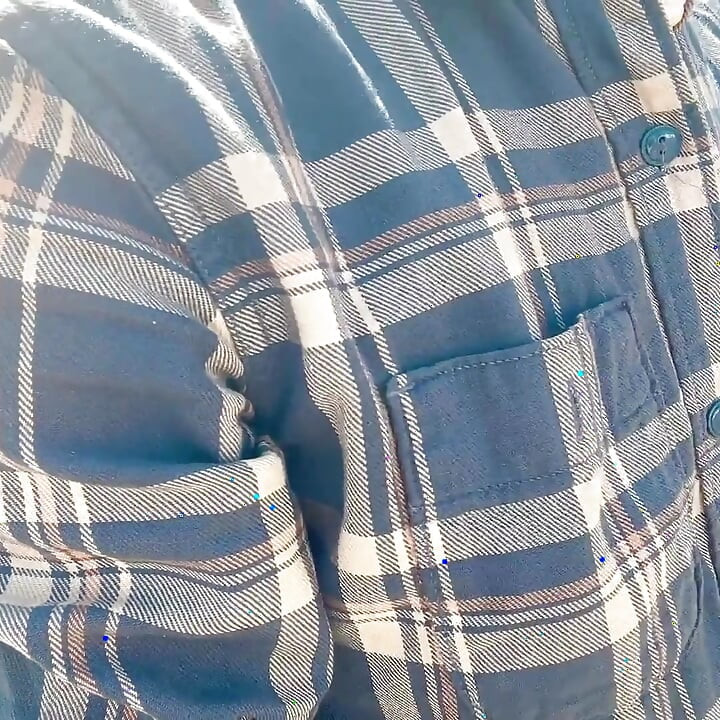 Pipie Auf Den Boden Neben Dem Lkw-rad