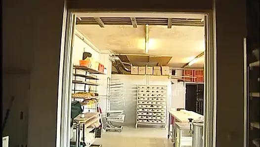 Зрелая шлюшка и молодые лесбияшки в продовольственной борьбе