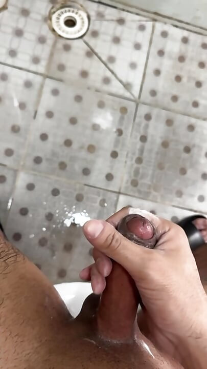صبي وحيد في الغرفة يستمني
