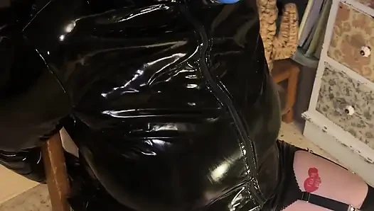 Gaun Lateks Dan Balaclava Dengan Ballgag Dan Vibro