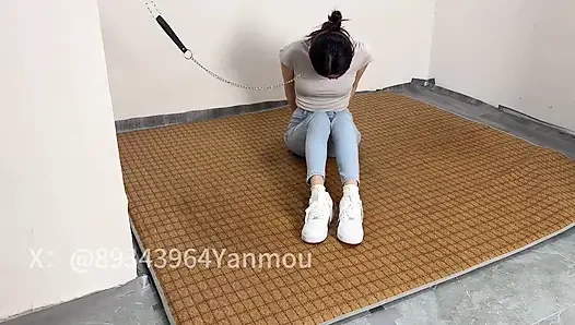 Memenjarakan gadis dengan celana jins ketat