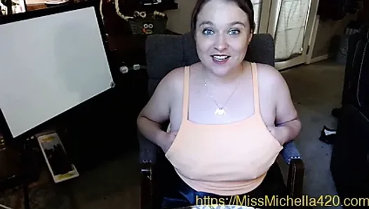 Amante michella hace una sesión c2c en topless con un cornudo que la hace reír de su vergüenza