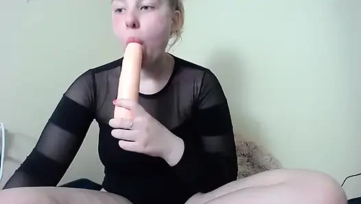 Twerk yapıyor ve büyük dildo emiyor