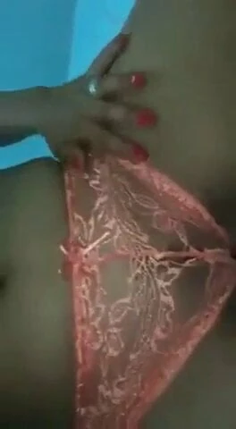 Morrita se masturba