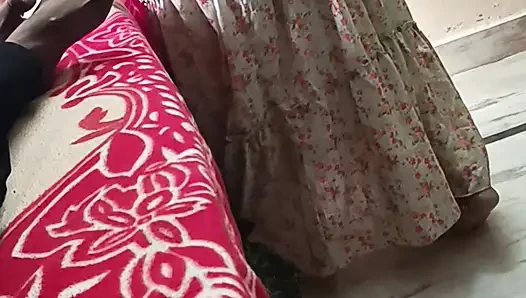 Güzel Telugu sesiyle tam romantizme sahip ev hizmetçisi ile gizli anlar