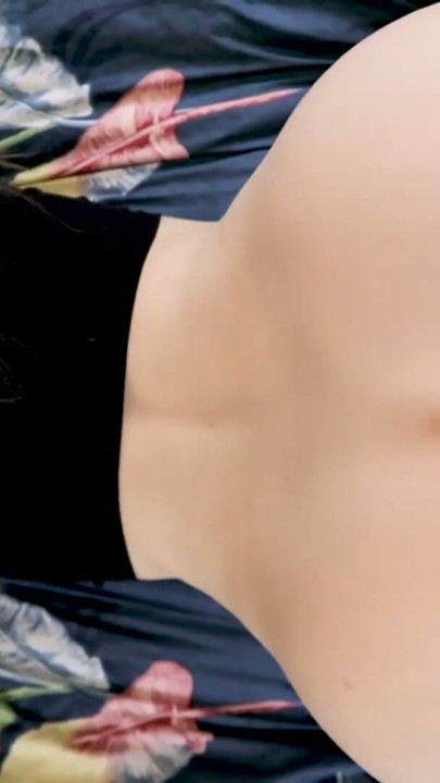 Mi joven esposa satisface mi polla con sus agujeros frente a la cámara, sexo amateur casero real | Clip 1