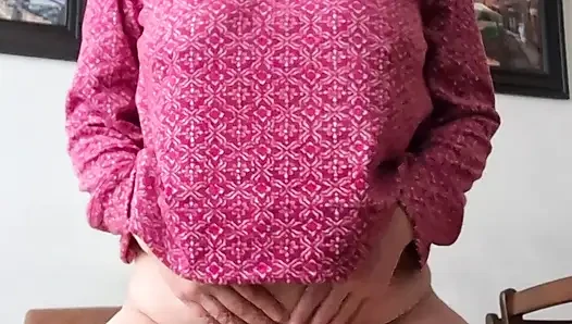 Ibu tiri yang hot dan basah lagi asik muasin memeknya sambil membayangkan dientot kayak pelacur