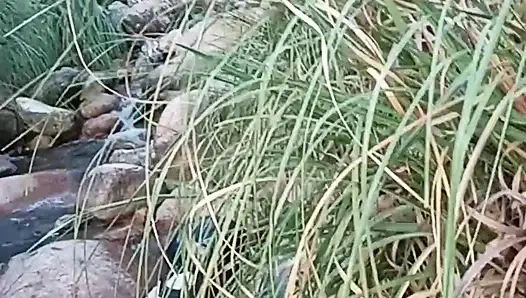 Yürüyüş yaparken nehirde anal seks