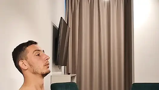 Honza'ya sakso çektim. Büyük yaraklı seksi sıska genç adam