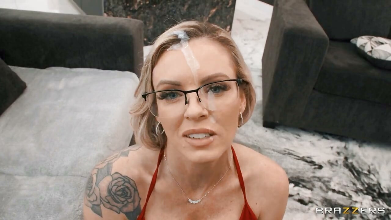 Moms in control - une MILF blonde tatouée prend deux grosses bites