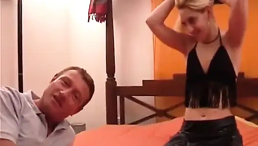 Pelacur rambut pirang ngentot kontol besar di ranjang