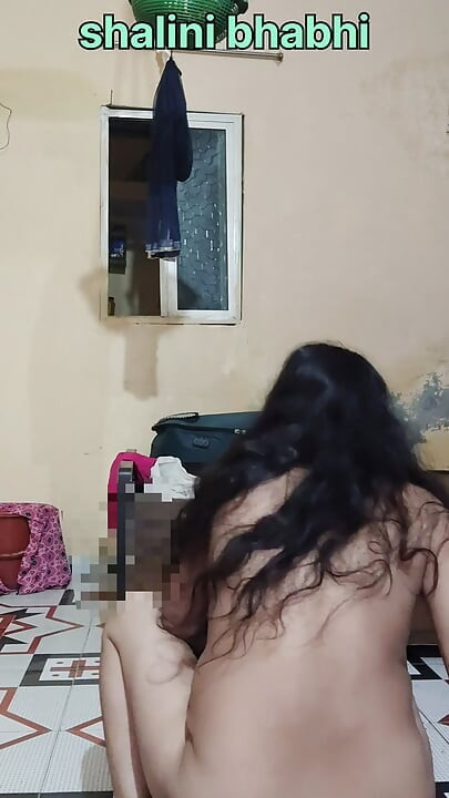 Shalini bhabhi ne padosi ko bulakar apni chut ki chatni chati
