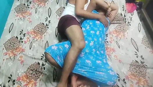 Tante desi memiliki romansa dengan pacarnya.