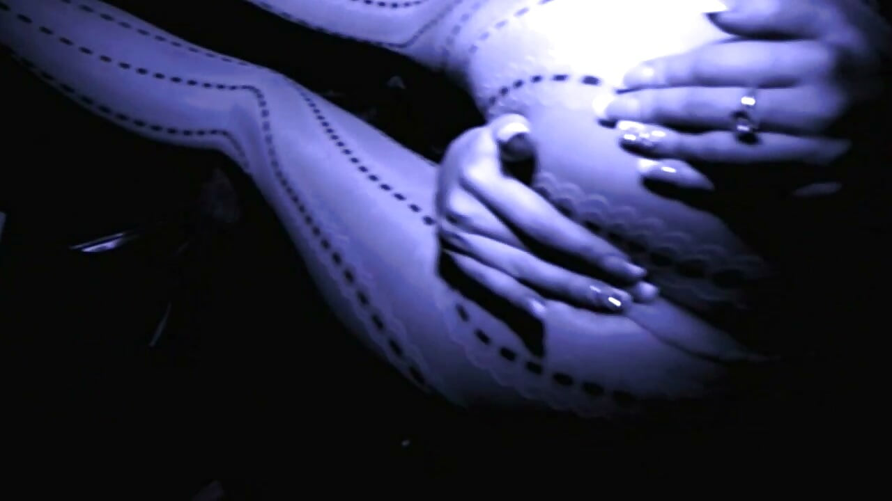 Dos putas de grandes pechos chupan y follan pollas con deseo y placer