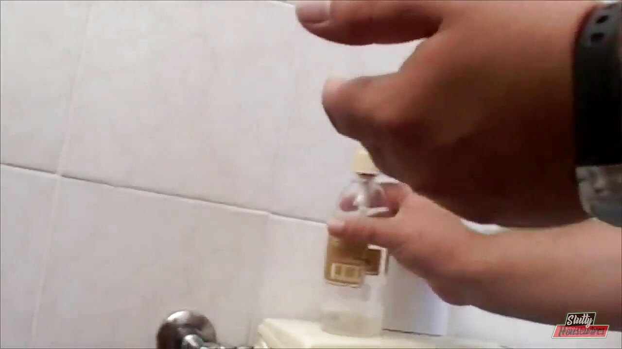 Une belle MILF pisse en direct et sa chatte se fait ouvrir par une petite bite