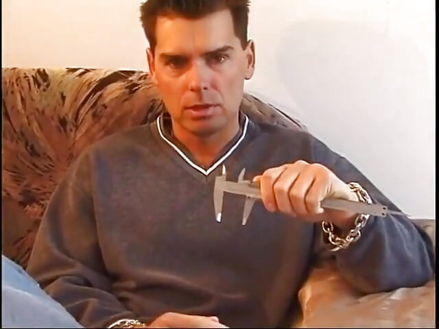 Une jeune salope se fait défoncer le cul