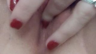 Une femme se caresse le clito