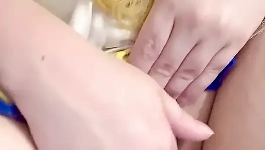 Sailor moon reibt kitzler in der badewanne