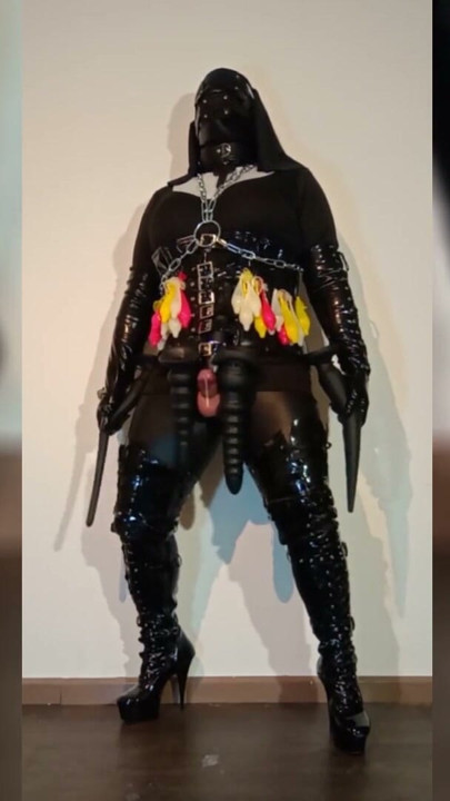 PVC kaluđerica više puta svršava od wand vibratora i velikih analnih igračaka | Klip 1