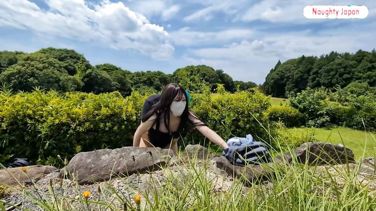 Une beauté mariée mince se fait surprendre par son mari. Le plaisir estival, partie 3, apporte une séance photo privée en plein air