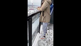 Un amico ha succhiato discretamente su un balcone condiviso