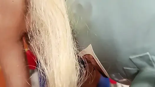 Tante seksi ini nyepong kontol sampai crot di mulutnya