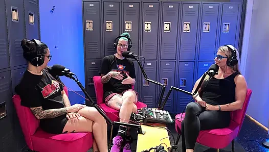 Luna lovely und nikki zee schließen sich ariel beim gespräch in der umkleidekabine an