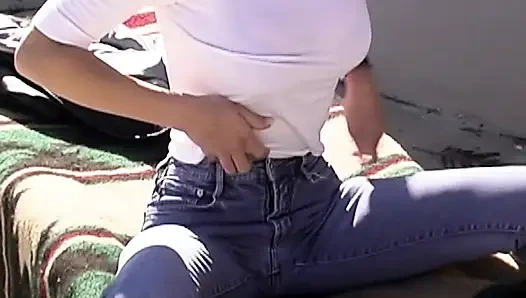 Rothaarige Schönheit masturbiert im Freien