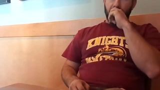 Fratello barbuto si masturba in pubblico in un caffè