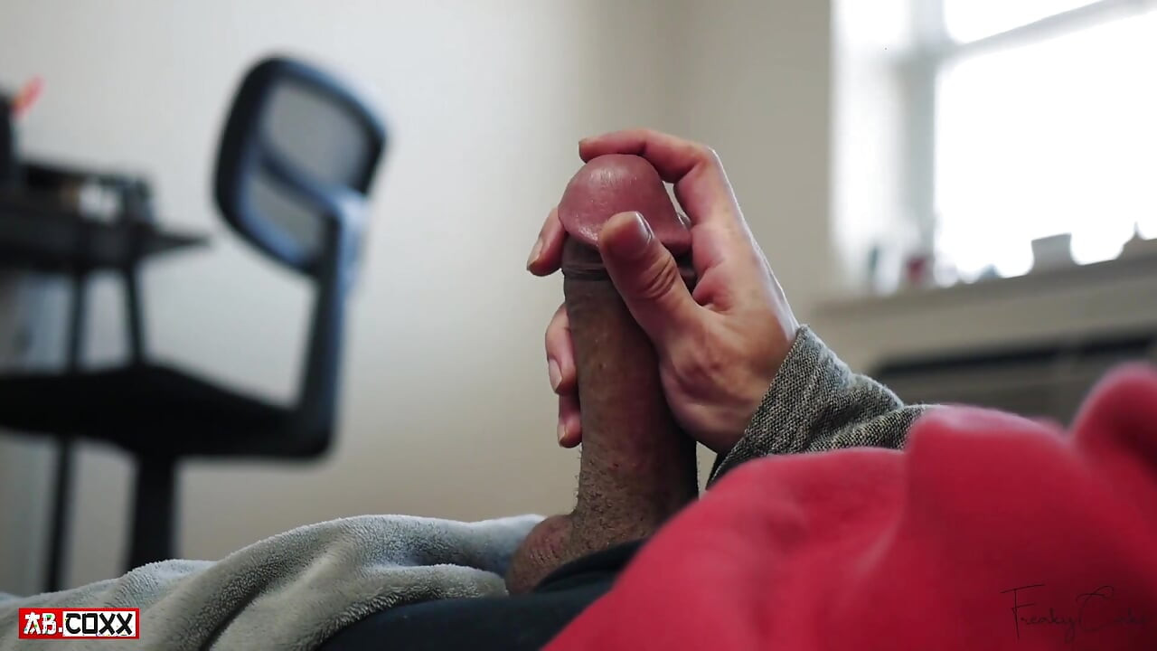 Sexy muskulöser hengst wichst großen adern-schwanz bis er kommt