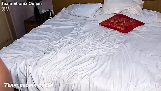 İri güzel kadının götü büyük zenci yarağı tarafından sikiliyor