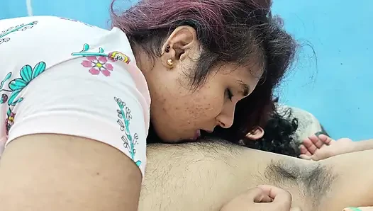 Kız oğlanla yalıyor ve romantizm yaşıyor