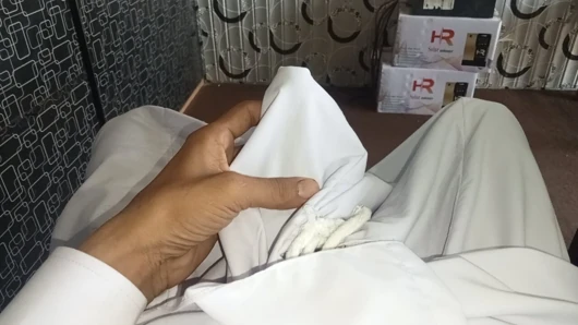 Oğlan ofiste azgın yarakla oynuyor