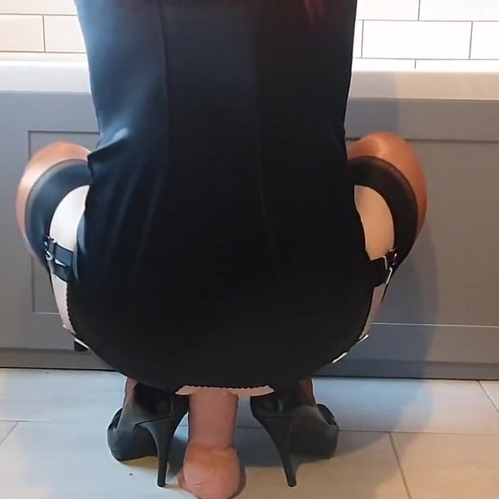 Великий ділдо у ванній кімнаті