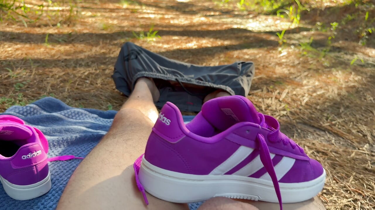 Šukání a stříkání venku v parku s novou růžovou teniskou Adidas od manželky. První výstřik na něj