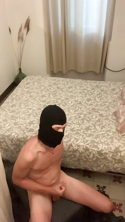 Masturbasi saat pembantu ada di rumah